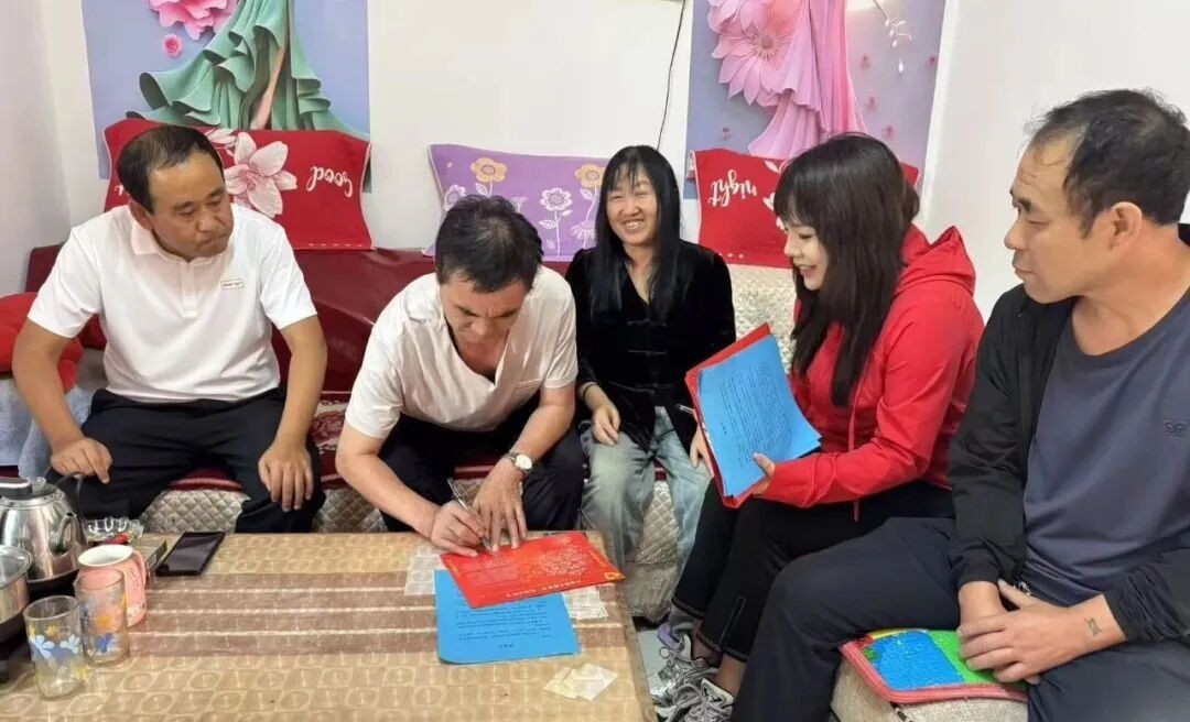 焦家寨矿：温情家访 守护平安 (图2)