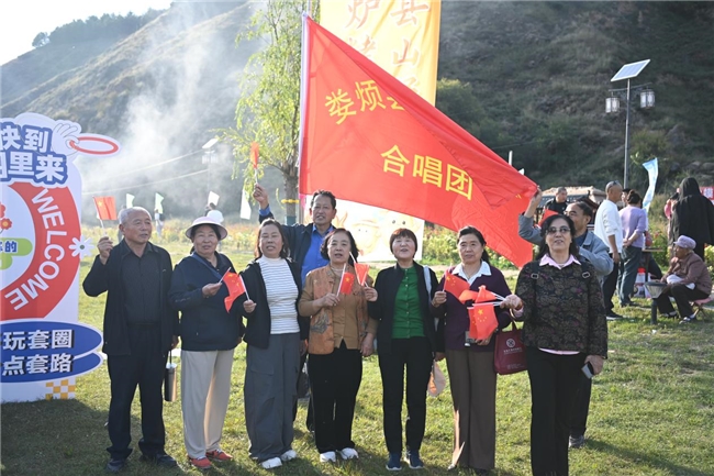 千人围炉烤土豆 一城烟火暖金秋——岚县“薯光溢彩·秋实飘香”千人烤土豆盛宴激活农文旅融合新动能(图6)