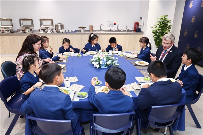 从课堂到校歌合唱，哈罗公学校长点赞哈罗横琴(图2)