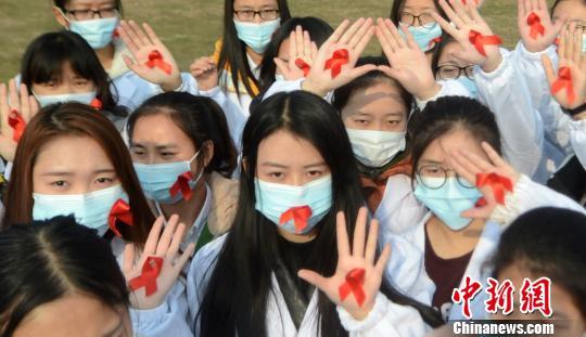 扬州百名大学生摆巨型“红丝带”呼吁消除艾滋病歧视